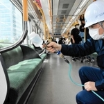 抗ウイルス効果があるという液体を車両内に吹き付けるＪＲ西日本の作業員＝大阪市城東区