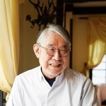 生まれ育ち、長く住んだ東京を離れ、現在は兵庫に居を移す松本。盟友大滝詠一へ感謝しながら、「君は天然色」の創作秘話を明かした＝神戸市中央区、神戸にしむら珈琲店・北野坂店（撮影・大山伸一郎）