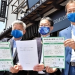 客への対応などをまとめたガイドラインを手にする城崎温泉観光協会の高宮浩之会長（右）ら＝豊岡市城崎町湯島