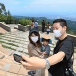 再開した六甲山ガーデンテラスを楽しむ家族連れら＝３０日午前、神戸市灘区六甲山町（撮影・鈴木雅之）