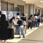各施設や学校などが６月１日から再開されるのを前に、定期券を買い求める人たち＝３０日午後、神戸市西区糀台５、神戸市営西神中央駅（撮影・辰巳直之）