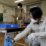 ６月１日からの学校再開に向けて教室を消毒する作業員ら＝２９日、姫路市坊主町、市立野里小学校（撮影・山本　晃）