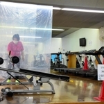 トレーニング器具の間にビニールシートを貼り、ランニングマシーンも１台おきに利用できるようにした＝３１日午後、西宮市河原町、西宮スポーツセンター（撮影・中西幸大）