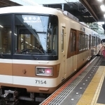 谷上駅を出発する北神急行の車両＝３１日午後、神戸市北区、谷上駅（撮影・辰巳直之）