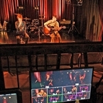 無観客の店内で動画撮影に臨む男性デュオ「にこいち」の井指冬輝（いさし・ふゆき）さん（左）と松田央（ひろ）さん＝神戸市中央区下山手通２、バリット（撮影・後藤亮平）