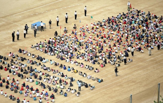 一斉に授業が再開された県内の公立小中学校、高校＝１日午前、神戸市中央区東川崎町１、湊小学校（撮影・山崎　竜）