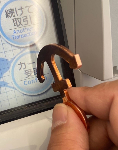 直接手で触れることなくタッチパネルを操作できる