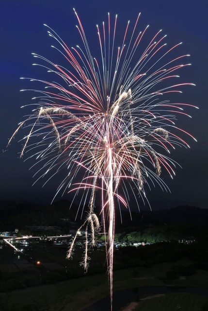 ゴルフ場から打ち上げられた花火＝１日夜、たつの市神岡町田中、龍野クラシックゴルフ倶楽部