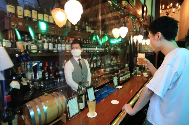 カウンターにビニールシートで仕切りをし、営業を再開したバー＝１日午後、神戸市中央区下山手通１、ＡＺＡＢＵ　ＢＡＲ（撮影・斎藤雅志）