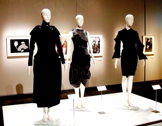 所蔵コレクションを基に構成した企画展「Ｔｒｅａｓｕｒｅｓ　ｏｆ　Ｆａｓｈｉｏｎ－ヴァレリー・スティールの審美眼」（８月３０日まで）の会場＝神戸ファッション美術館