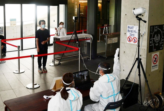 入り口では体温検査が実施された＝２日午前、神戸市中央区脇浜海岸通１、兵庫県立美術館（撮影・秋山亮太）