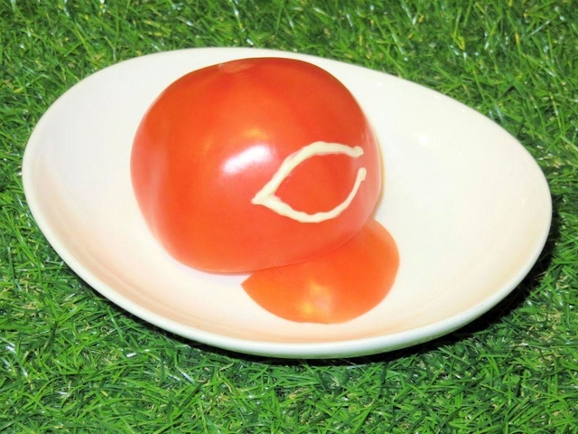 「カープの赤ヘルトマト」（リリーズ神田スタジアム提供）