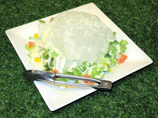 「東京ＤＯＭＥサラダ」（リリーズ神田スタジアム提供）