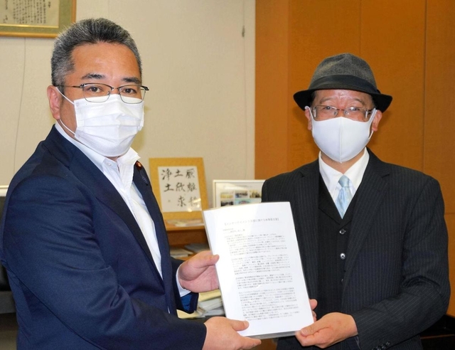 青山周平・文部科学政務官（左）に提言書を手渡す日本エンターテイメント連盟の白井博之代表理事＝文部科学省