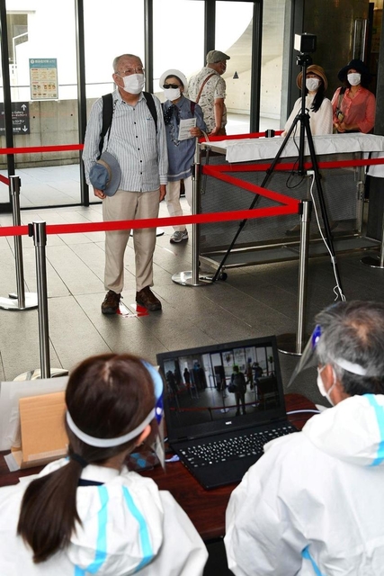 入館者にはサーモグラフィーで検温などが実施された＝兵庫県立美術館（撮影・秋山亮太）