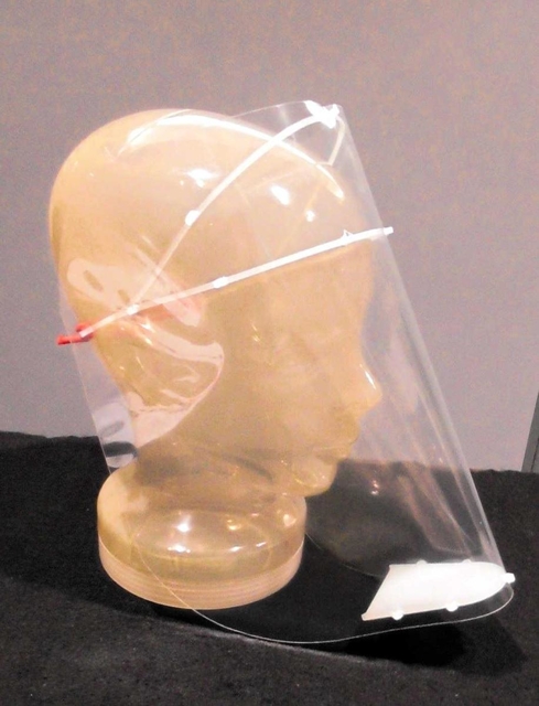 兵庫県社会福祉事業団が開発・販売しているフェースシールド（同事業団提供）