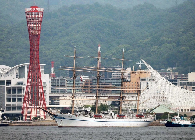 約２カ月間、停泊した神戸港を出港する日本丸＝３日午前、神戸市中央区港島１から（撮影・吉田敦史）