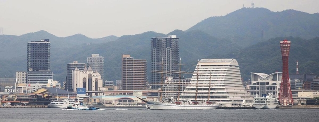 約２カ月間停泊していた神戸港を出港した練習帆船「日本丸」＝３日午前、神戸市中央区港島１から（撮影・吉田敦史）