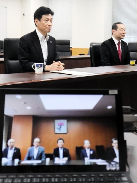 山田錦の産地支援について兵庫県内のＪＡ代表者らとＴＶ会議で意見交換する西村康稔経済再生担当相（左）と山田比早之衆院議員＝内閣府