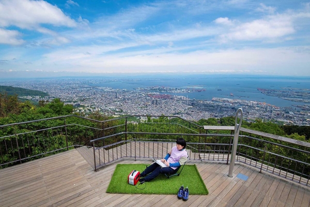眼下に広がる神戸の街並みを眺めながらテレワークができる摩耶山の「掬星台」＝神戸市灘区摩耶山町