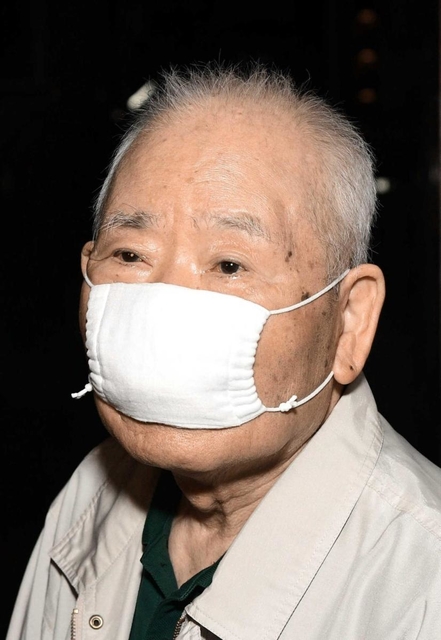 横田滋さん死去の知らせを受け、取材に応じる有本明弘さん＝５日夜、神戸市長田区（撮影・秋山亮太）