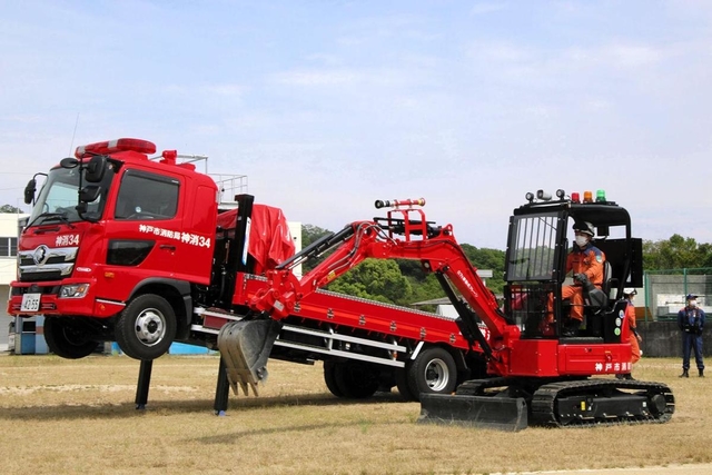 神戸市消防局が導入した重機搬送車両「神消３４」＝神戸市北区ひよどり北町３、市民防災総合センター