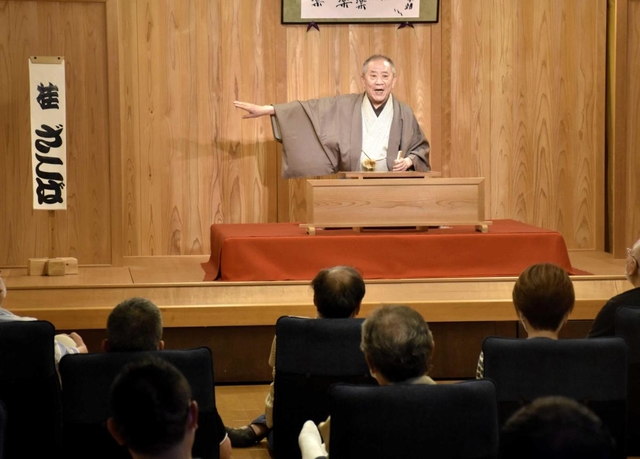 動楽亭で再開のあいさつをする桂ざこばさん＝大阪市西成区（代表撮影）