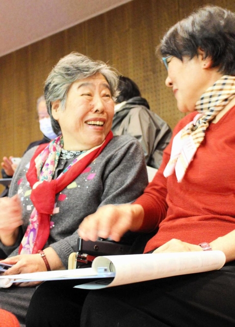 条例の改正案が可決され、支援者の角谷團さんと喜ぶ曽我部とし子さん（左）＝３月２３日、明石市議会議場