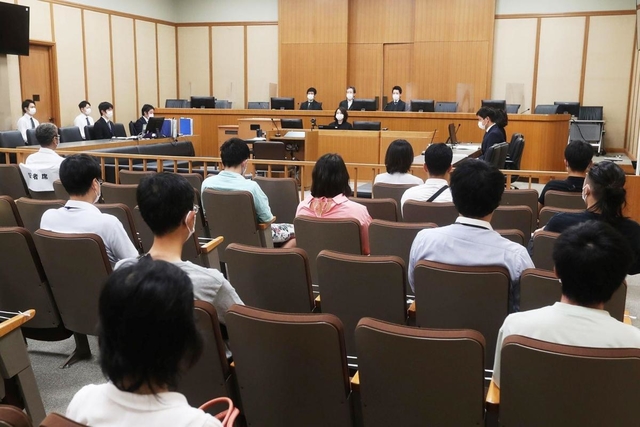 新型コロナウイルス対策として、裁判官や裁判員の間に透明なアクリル板が設けられた法廷＝１０日午前、神戸市中央区橘通２（撮影・辰巳直之）