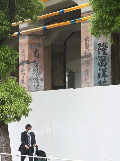 ＪＲ神戸線の高架橋の耐震補強工事で、店舗の退去が進む「元町高架通商店街」。店舗が解体され、戦後に書かれた商店名があらわになった＝５月２６日、神戸市中央区元町高架通