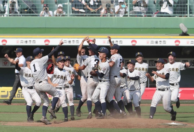 昨年の高校野球兵庫大会の決勝。マウンドで喜ぶ明石商ナイン＝２０１９年７月２９日、ほっともっとフィールド神戸
