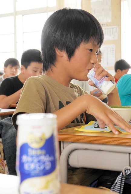 紙パック牛乳の準備が整うまで、乳飲料が提供される＝１５日午後、尼崎市南七松町１、七松小学校