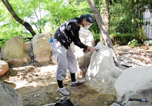 夏場を見越し、「元湯龍泉閣」で始まった子ども用プールの増設工事＝神戸市北区有馬町