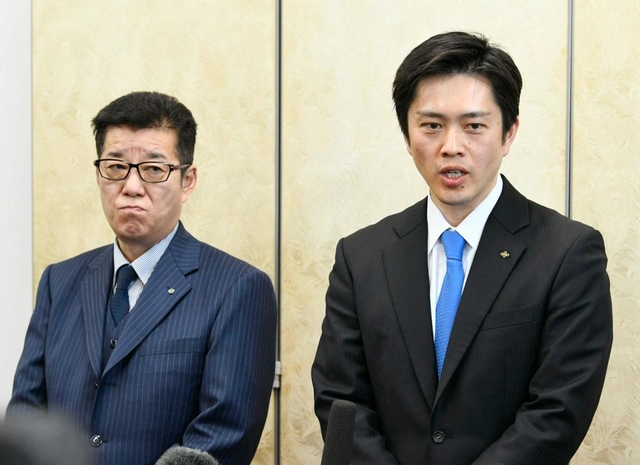 大阪府庁で取材に応じる吉村洋文知事（右）と大阪市の松井一郎市長＝３月