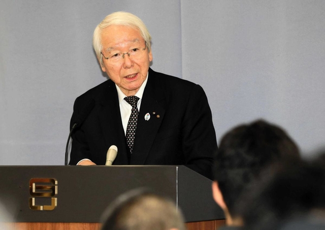 兵庫県庁で会見する井戸敏三知事＝３月