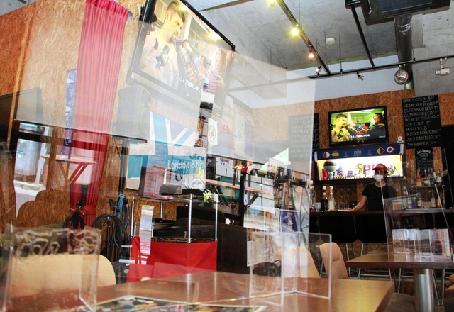 座席にアクリル板を設置し、感染対策を施すスポーツバー「スポルテリア」＝神戸市中央区北長狭通２