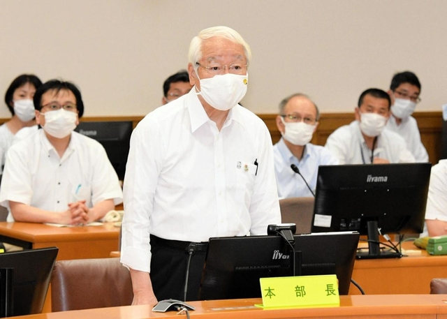 新型コロナウイルス感染症対策本部会議で今後の対応について話す井戸敏三知事＝１８日午後、県災害対策センター（撮影・後藤亮平）
