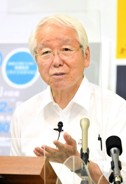 新型コロナ対応について会見する兵庫県の井戸敏三知事＝１８日午後、県庁（撮影・後藤亮平）