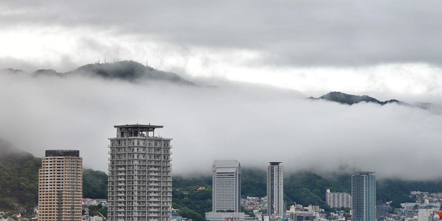 突き出た頂上付近が空に浮かぶ島のような雰囲気を醸していた＝１９日午前、神戸市中央区