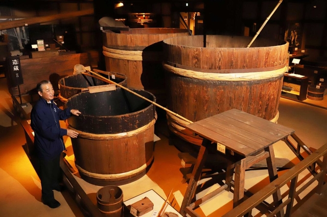 生●（きもと）造りの工程をいまに伝える菊正宗酒造記念館。副館長の松田昌晃さんが蔵人の苦労に思いをはせる＝神戸市東灘区魚崎西町１（撮影・吉田敦史）●は「酉」の右に「元」