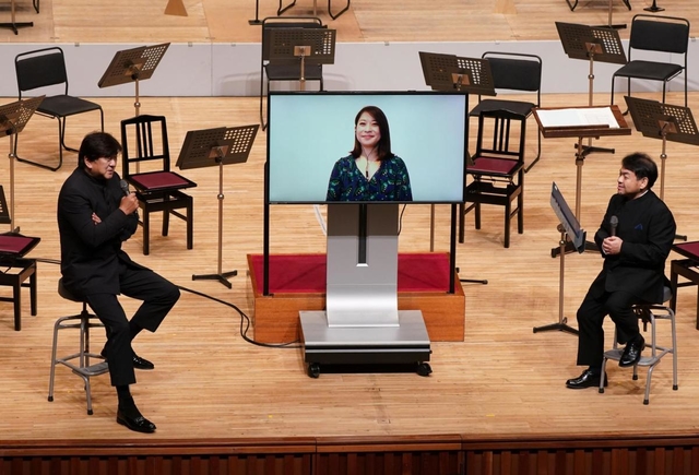 演奏の前に新型コロナウイルス渦での活動について振り返る指揮者の佐渡裕さん（左）ら＝１９日午後、西宮市高松町２、兵庫県立芸術文化センター（撮影・斎藤雅志）