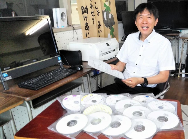 県内の高校放送部から集まった作品を整理する東播磨高校の大江真理教諭＝兵庫県稲美町中一色