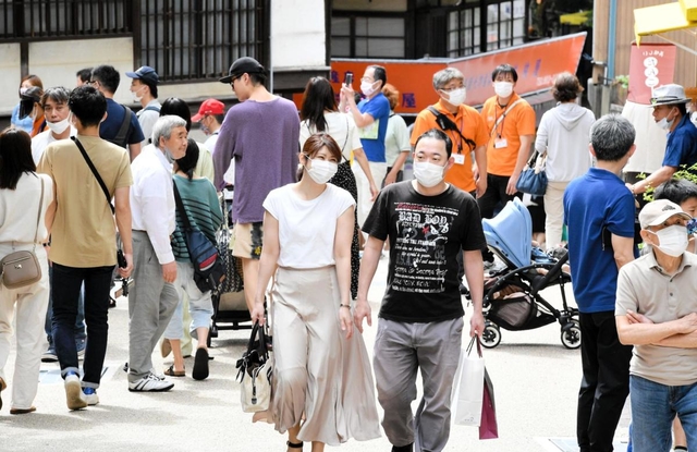 多くの観光客が訪れ、にぎわいが戻りつつある有馬温泉の温泉街＝２０日午後、神戸市北区有馬町（撮影・後藤亮平）