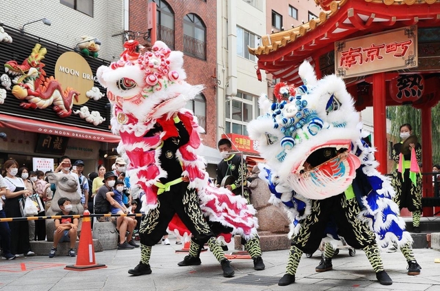 新型コロナウイルスの終息を願って披露された獅子舞＝２１日午後、神戸市中央区元町通１（撮影・鈴木雅之）