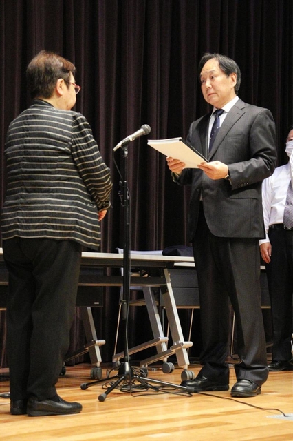 宝塚市の中川智子市長に調査内容を答申する市いじめ問題再調査委員会の春日井敏之委員長（右）＝２２日午前、宝塚市末広町（撮影・村上貴浩）