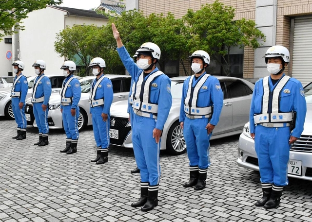 決意表明をする交通機動隊隊隊員ら＝神戸市兵庫区松原通４