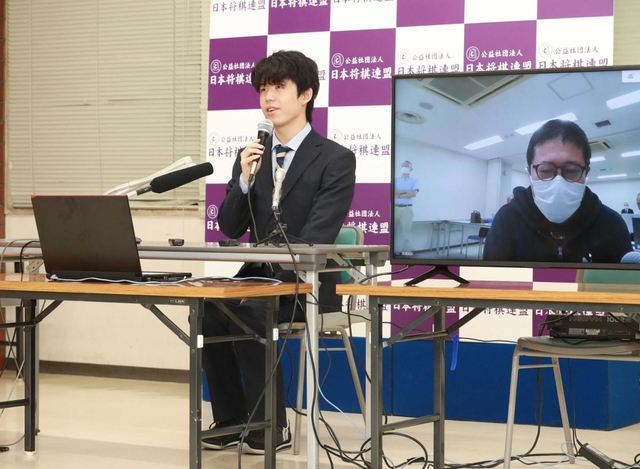 第６１期王位戦挑戦者決定戦に勝ち、新型コロナウイルス対策のため、別室でリモートでの取材に答える藤井聡太七段＝２３日午後、東京・将棋会館