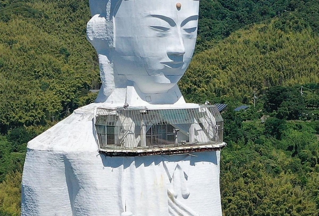 世界平和大観音像の頭部の下は、展望スペースになっていた＝淡路市釜口（小型無人機で撮影）