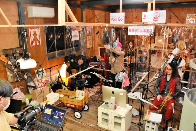 感染防止に気を配りながら、ライブ配信をするメンバー＝５月１７日夜、三木市志染町
