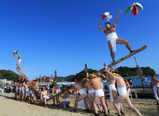 大避神社の祭礼「坂越の船祭」で披露されるバタカケ＝２０１９年１０月、赤穂市坂越